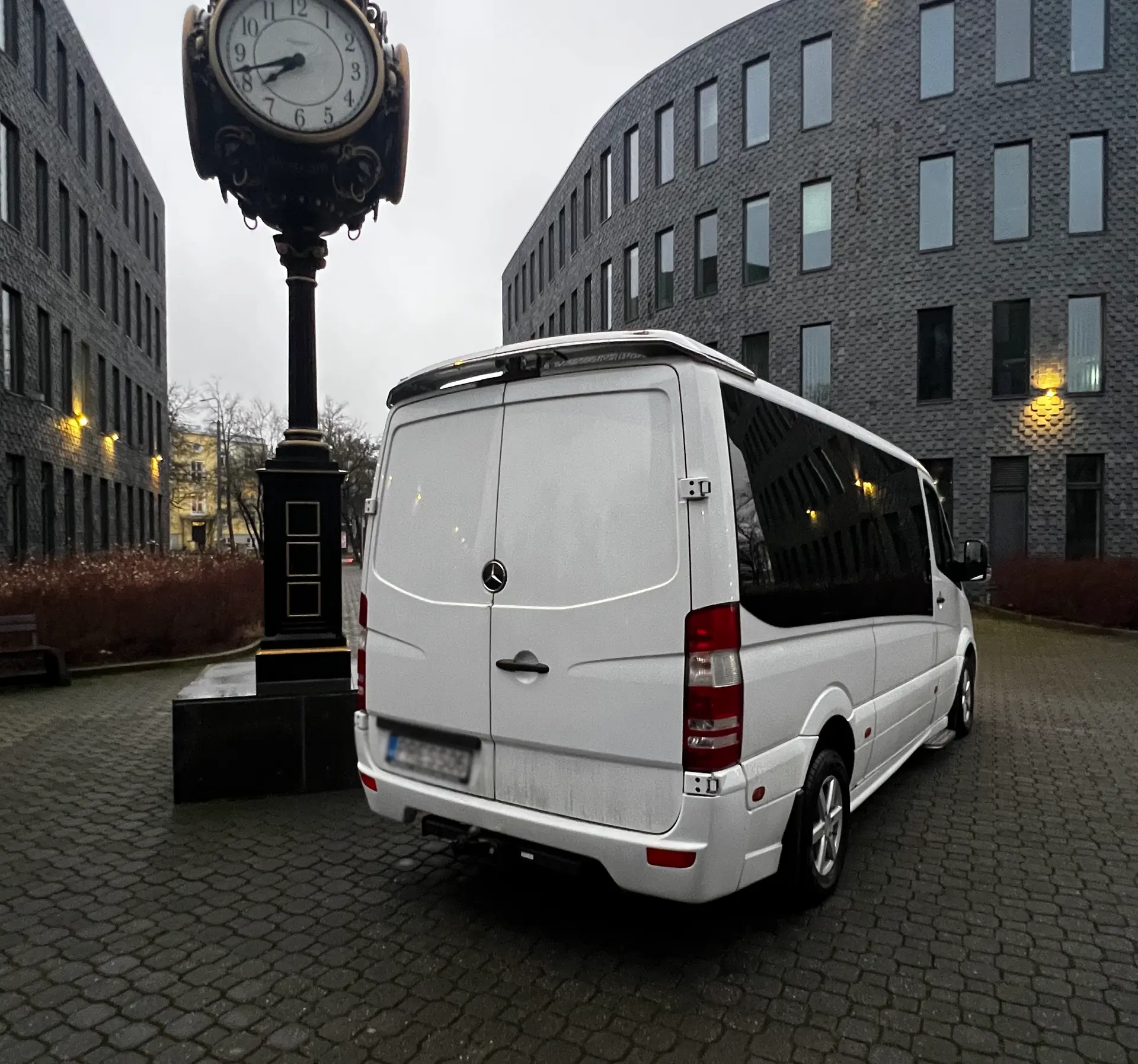 Mercedes-Benz transfeerbuss tagantvaates
